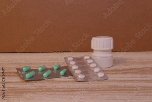 pastillas capsulas grageas medicamento salud  photo