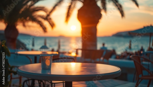 Mesa en terraza de restaurante en la playa al atardecer.