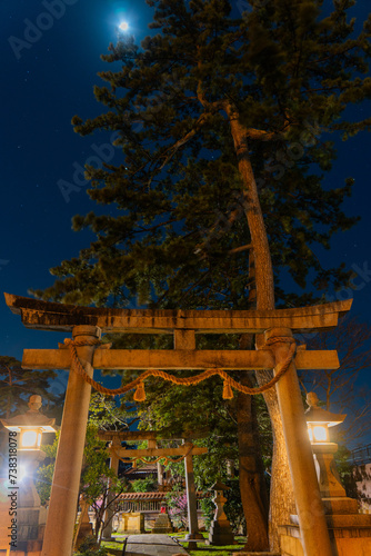 夜の神社の鳥居と月