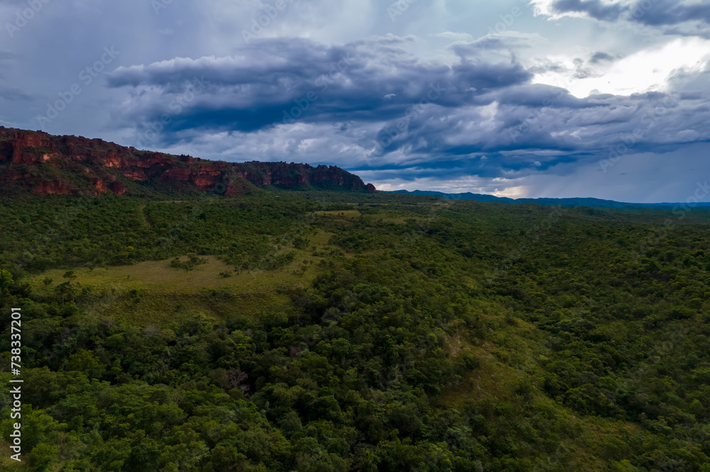 Vista aérea dos morros e paredões do Parque Nacional da Chapada dos Guimarães, Mato Grosso, Brasil, América do Sul