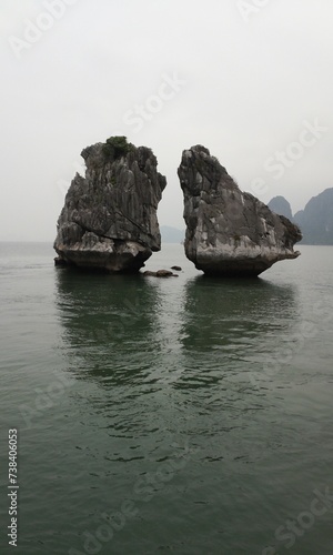 하롱베이가는 길에 볼 수 있는 두 개의 바위
