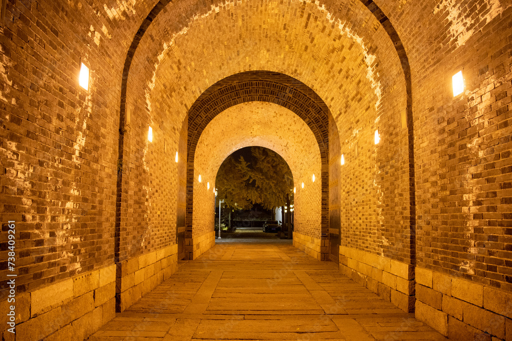Fototapeta premium Loumen City Wall at night in Suzhou