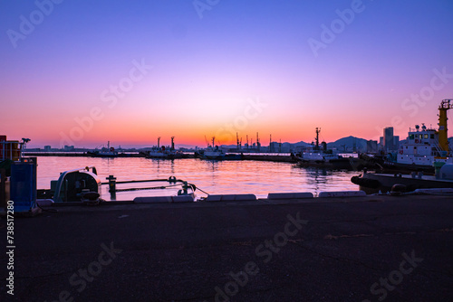 美しい日没後の港風景