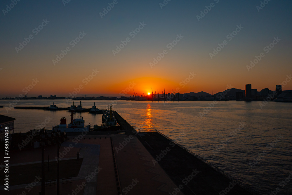 港に沈む夕日