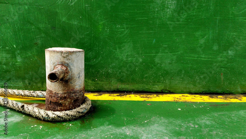 Obraz na płótnie Rusty mooring bollard with ship ropes