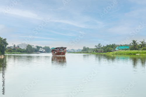 Fotografía Tourists boat of bangkok crosses the Nakhon Chai Si River
