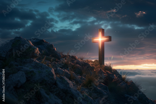 Göttliches Licht: Leuchtendes christliches Kreuz auf dem Gipfel eines Berges photo