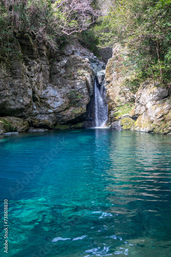 にこ淵（高知） 仁淀ブルーと呼ばれる青い水面 Nikobuchi: a waterfall plunge pool with crystal clear waters