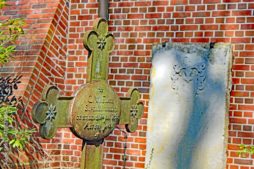 Pattensen: Altes Kreuz und Epithap an Kirchenwand photo