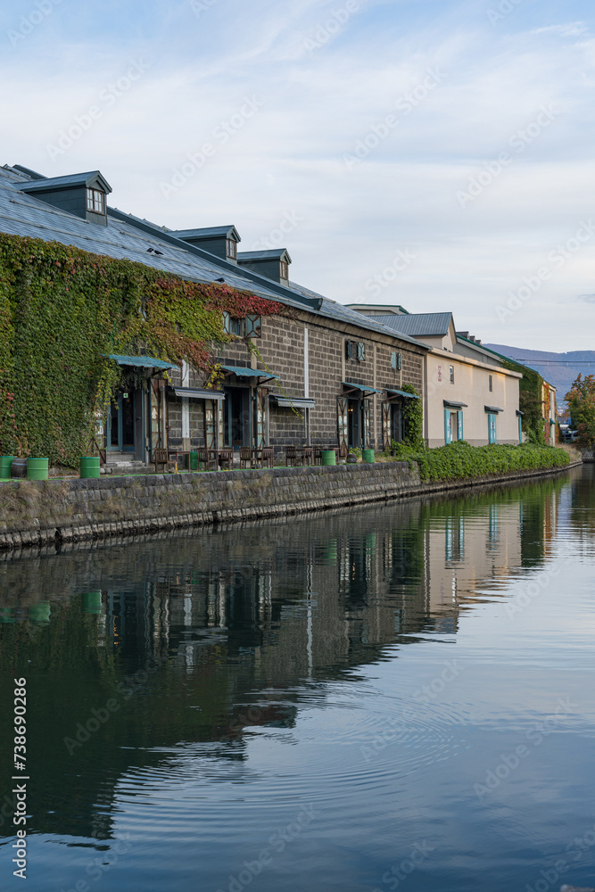 日本　北海道小樽市にある小樽運河沿いの風景と石造倉庫群