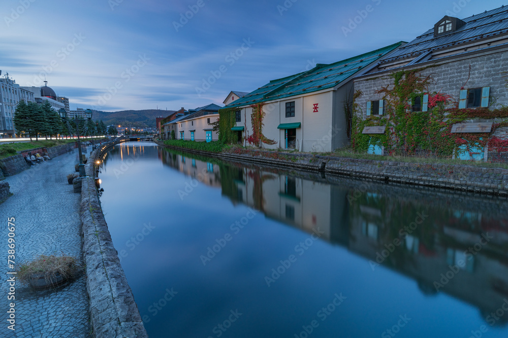 日本　北海道小樽市にある小樽運河沿いの夕暮れ時の風景と石造倉庫群