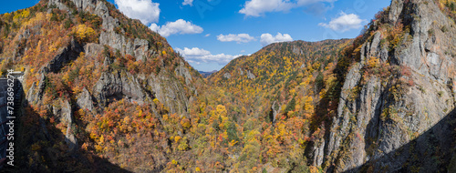 日本　北海道札幌市南区定山渓にある豊平峡ダムから見える渓谷と紅葉 © pespiero