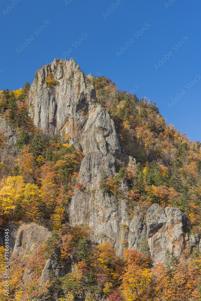 日本　北海道札幌市南区定山渓にある豊平峡ダムから見える渓谷と千丈岩と紅葉