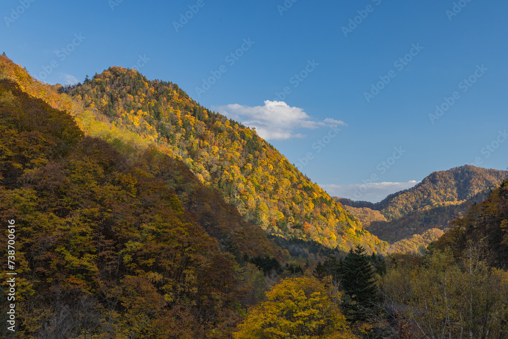 日本　北海道札幌市南区定山渓の定山渓ダムからの風景と紅葉
