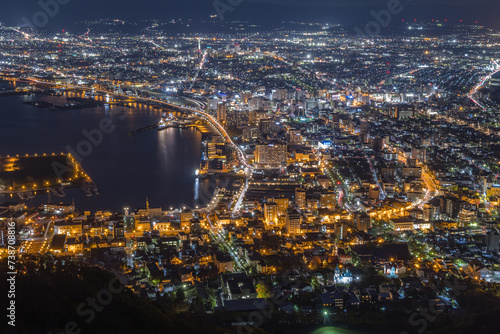 日本 北海道函館市にある函館山展望台から見える市街地の夜景と函館港