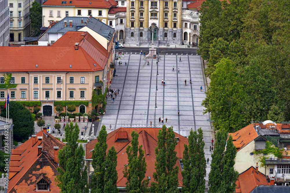 Naklejka premium Aerial view of City of Ljubljana with Congress Square seen from viewpoint of castle hill on a cloudy summer day. Photo taken August 9th, 2023, Ljubljana, Slovenia.