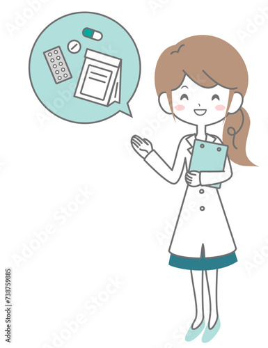 笑顔でお薬の説明をする白衣の女性