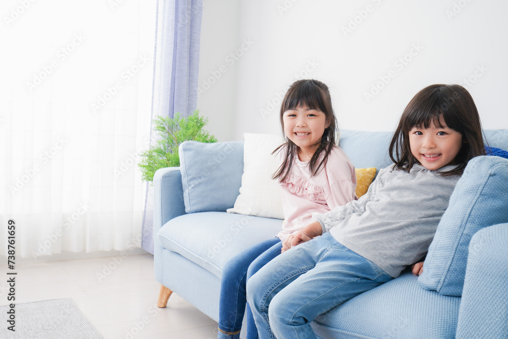 お家で仲良く遊ぶ女の子たち お家で仲良く遊ぶ女の子たち