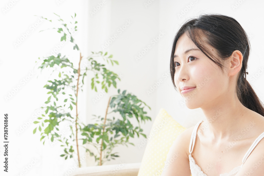 お風呂上りにリラックスをする女性