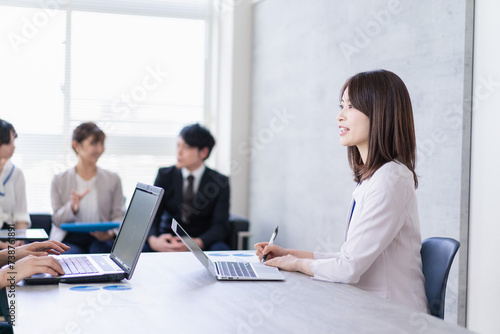 Wallpaper Mural オフィスで仕事をする若いビジネスパーソン Torontodigital.ca