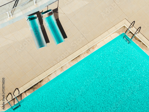 Deux transats au bord d'une piscine