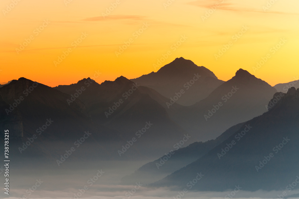 Obraz premium Montagne au coucher de soleil