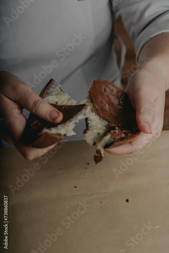 Ovo de páscoa recheado cortado ao meio