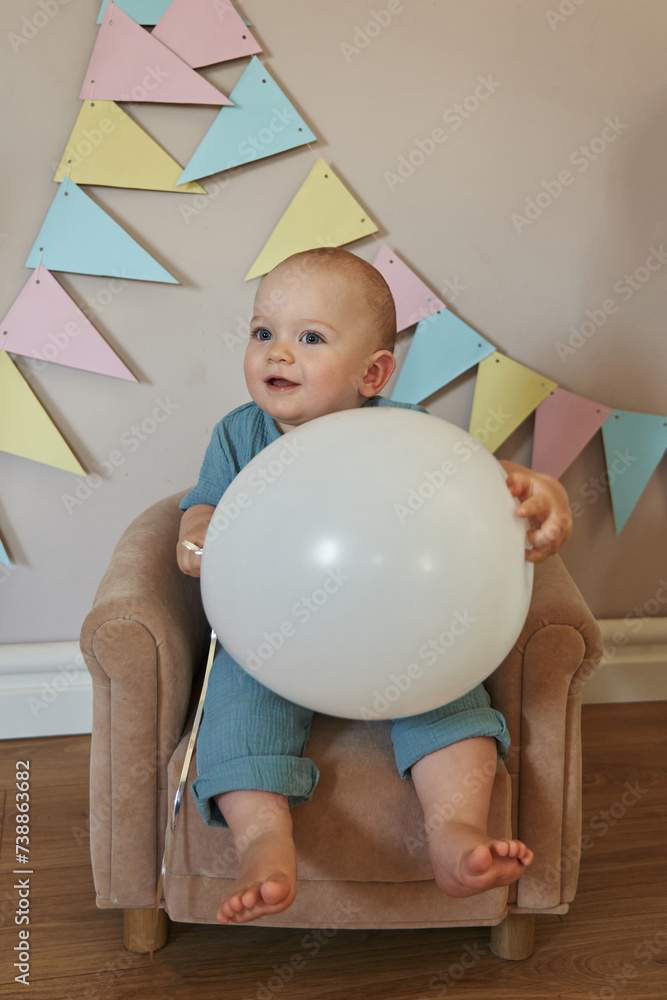 Obraz premium Celebrating one year of life with smiles, and pure happiness.