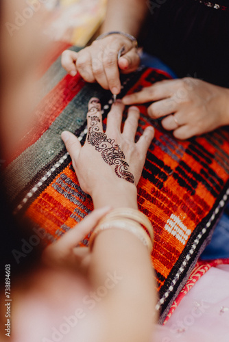 Cérémonie du henné sur les mains des femmes photo