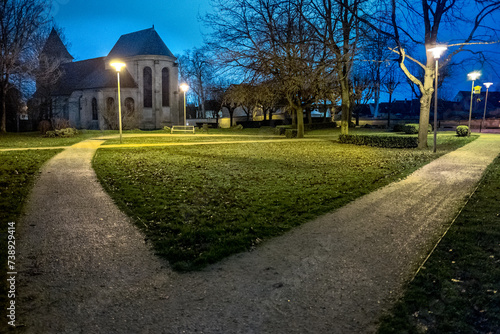 Kościół Saint-Eloi  Kościół świętego Eligiusza, park nocą © rpetryk