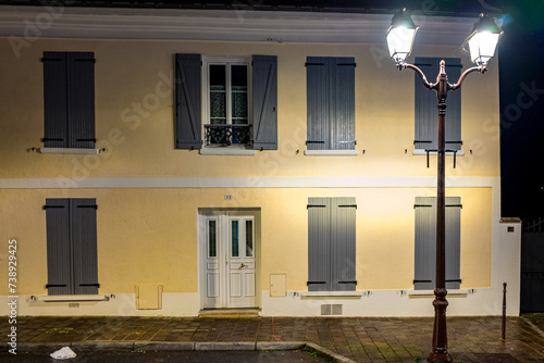 Roissy en France, dom nocą, kolorowe okiennice © rpetryk