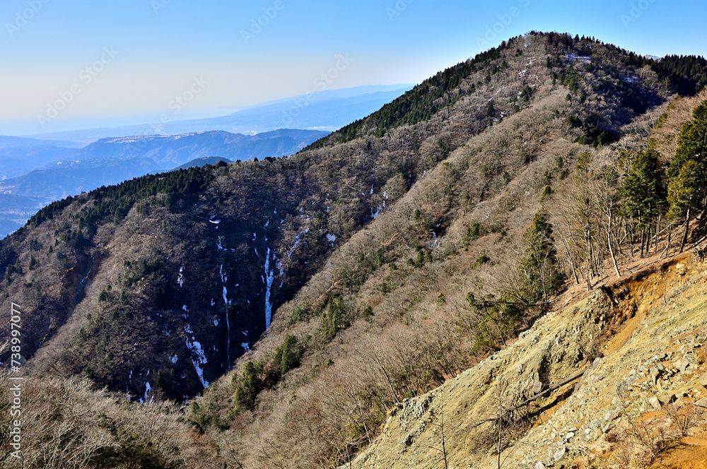 丹沢の檜岳山稜 雨山の崩落地より望む檜岳
丹沢の檜岳山稜 雨山の崩落地より望む檜岳