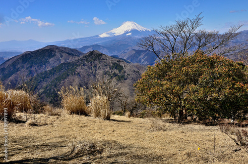丹沢の鍋割山山頂より望む富士山と檜岳山稜
