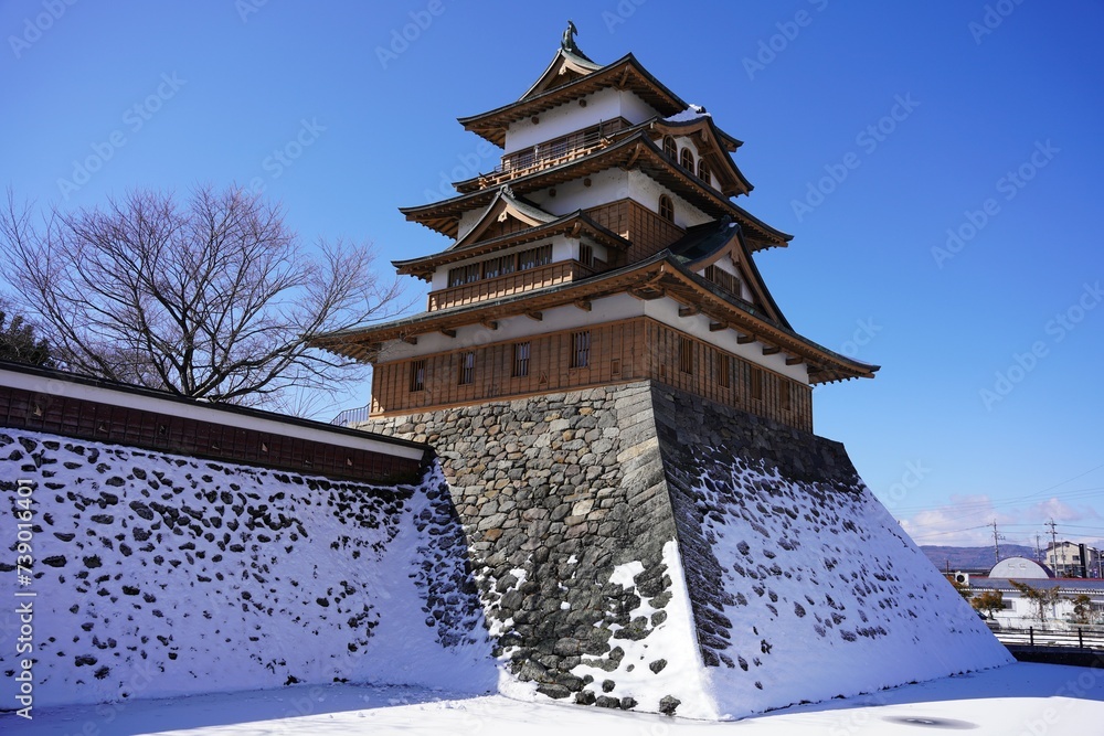 Fototapeta premium 信濃国 諏訪 高島城 冬の天守と凍った内堀