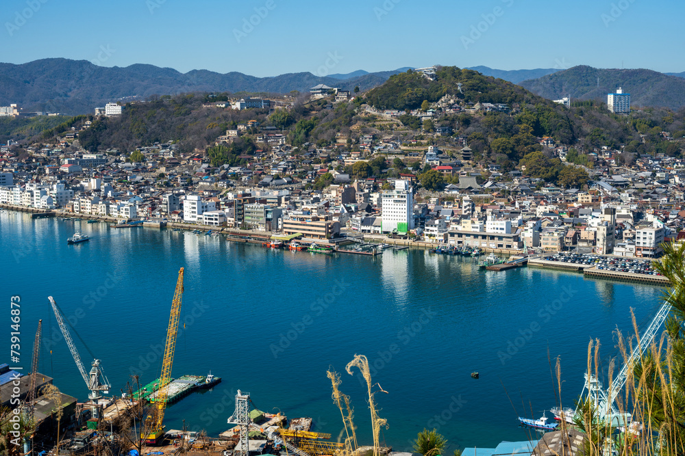 Fototapeta premium 日本の広島県尾道市の向島から見た美しい尾道水道