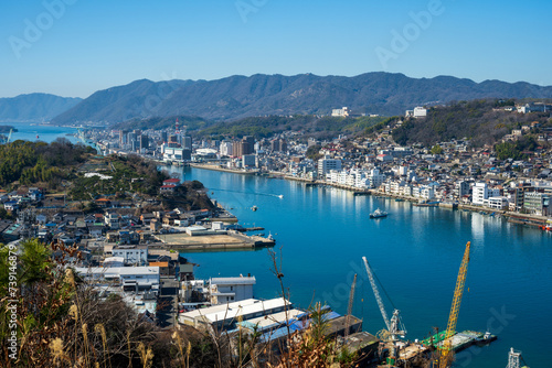 日本の広島県尾道市の向島から見た美しい尾道水道