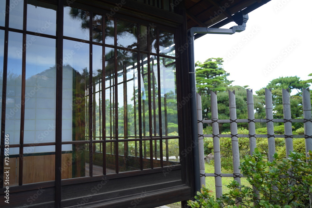 Fototapeta premium 日本の四国、香川県、高松にある玉藻公園の披雲閣。たまも公園にある古い日本建築の家屋。