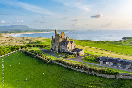 Fotografía Classiebawn Castle on a backdrop of picturesque landscape of Mullaghmore Head