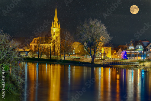 Kirche am alten Hafen Rinteln beleuchtet mit Hochwasser