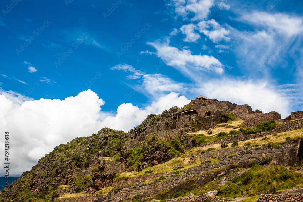 Górski krajobraz z błękitnym niebem z Peru