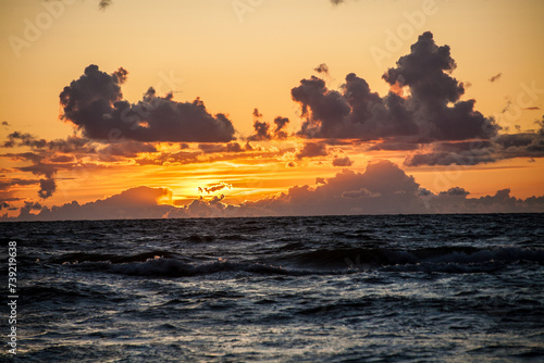 Zachód słońca nad morzem w słoneczny dzień
