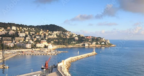 L'entrée du port de la ville de Nice photo