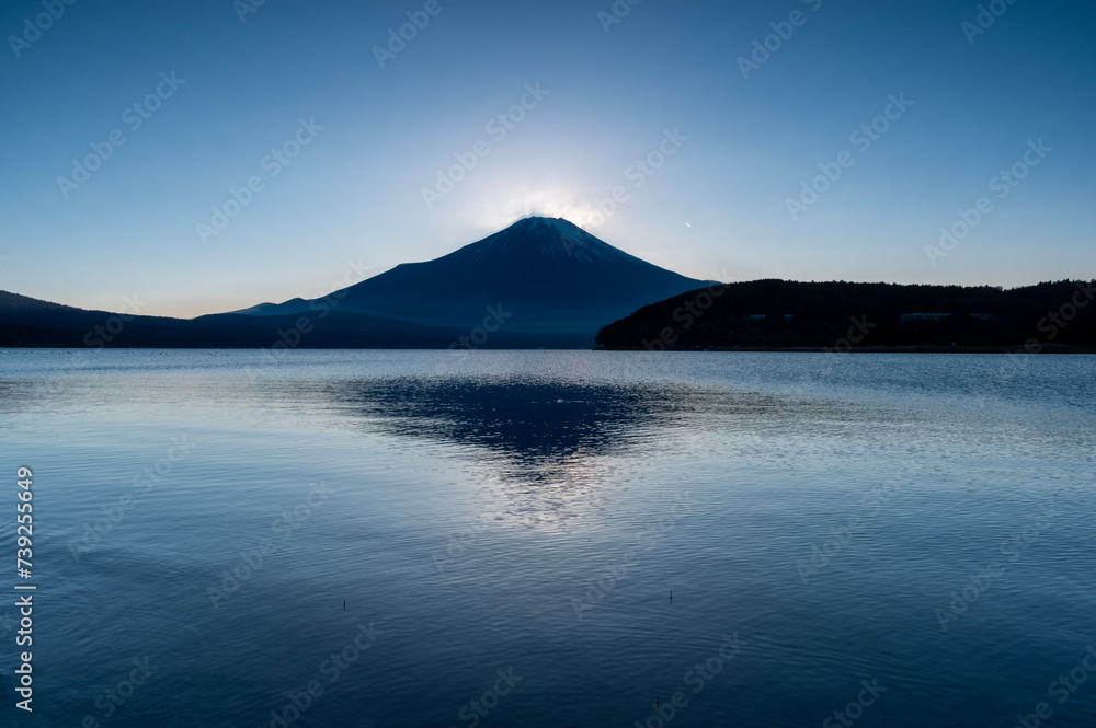山中湖から見た夕暮れの富士山