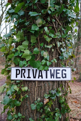 Hinweis Schild mit Schriftzug Privatweg © Karsten