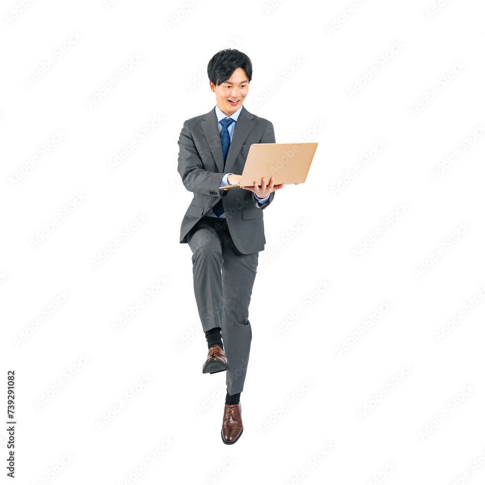 ノートパソコンを持ってジャンプする若いビジネスマン 手作業で精密に切り抜いた背景透過全身写真PNG ノートパソコンを持ってジャンプする若いビジネスマン 手作業で精密に切り抜いた背景透過全身写真PNG