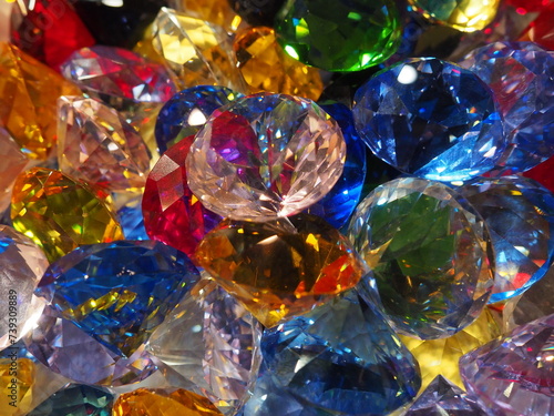 Kolorowe kryształy, oszlifowane