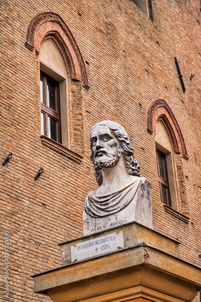 carpi, italien - verwitterte büste von nicolo biondo am palazzo dei pio