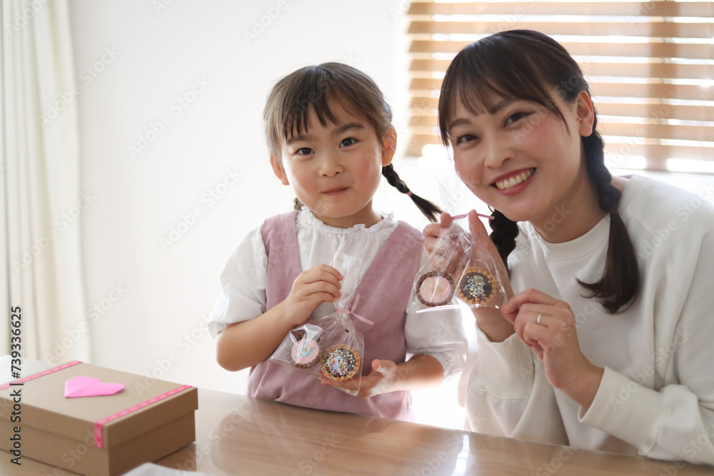 お菓子作りをする親子 お菓子作りをする親子