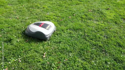 Robot tondeuse traverse de droite à gauche