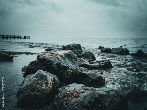 Felsen am Seeufer bei schlechtem Wetter